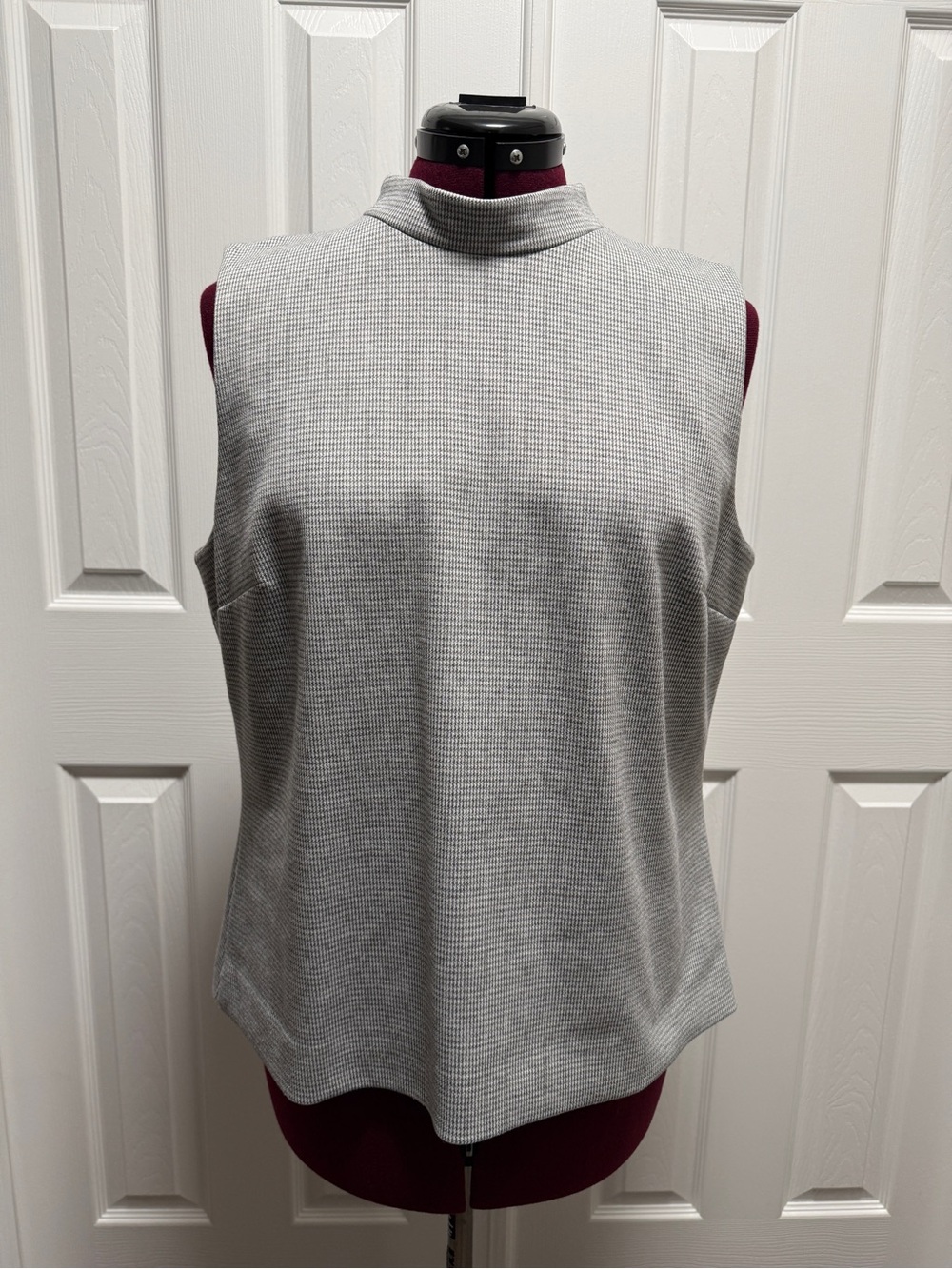 Ann Taylor Sleeveless Mock Neck Structured Top in Light Gray